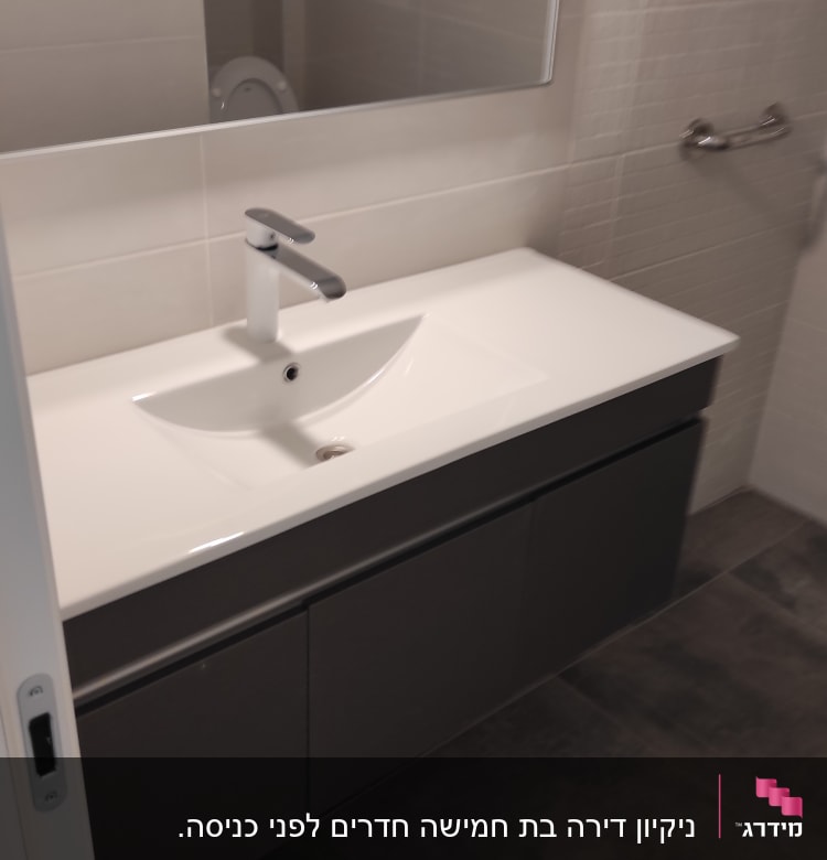 כיור לבן עם ברז בחדר אמבטיה נקי